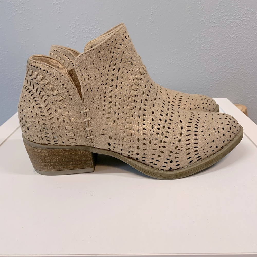 Not Rated Noka Lazer Cut Gold Perforated Ankle Boot Women’s Size 8